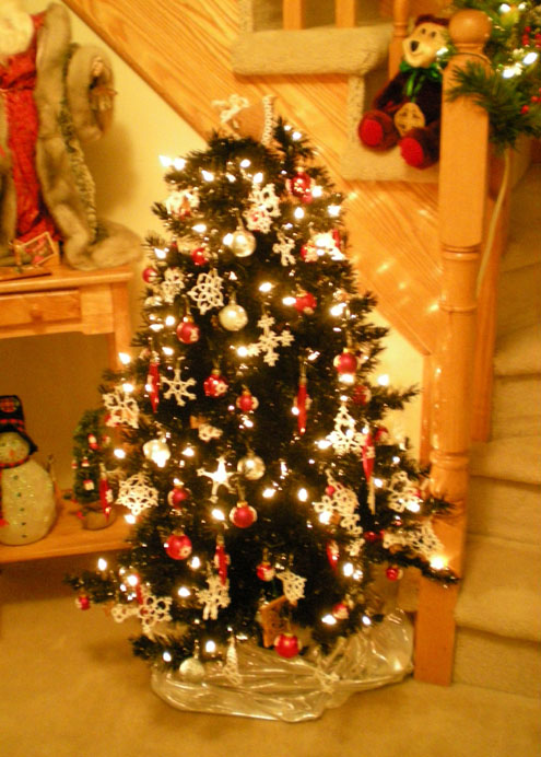 http://tattingwhisperer.files.wordpress.com/2011/01/christmas-tree-decorated-with-tatting-2.jpg